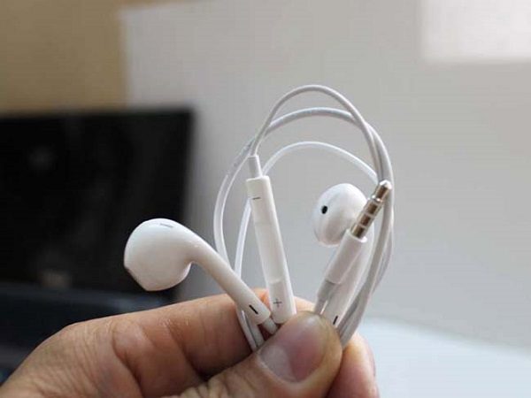 sua macbook bi hu cong headphone-02